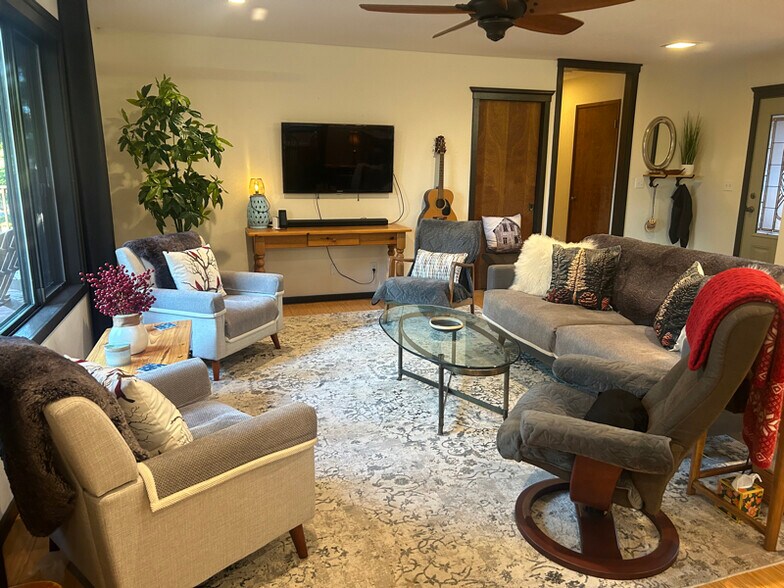 Building Photo - 635 Via Casa