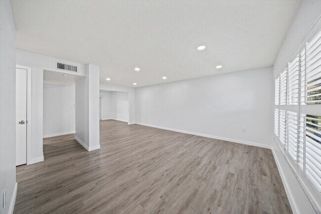 Building Photo - 413 Blue Jay Ln