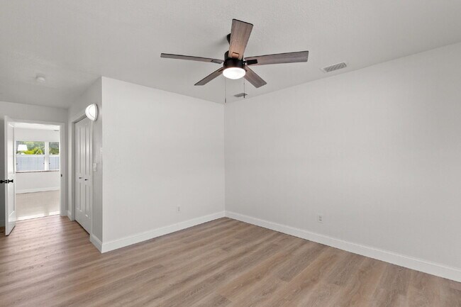 Building Photo - NEWLY RENOVATED Home For Rent in St Pete!