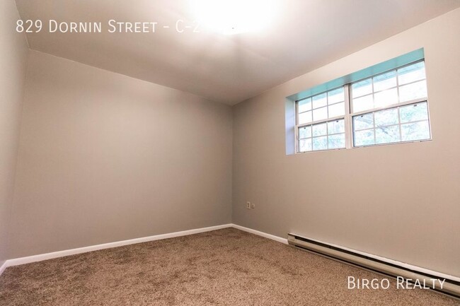 Building Photo - Comfortable 1 Bed/1 Bath APARTMENT in GREE...