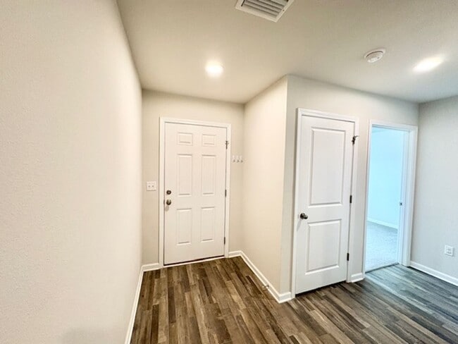 Building Photo - 462 Whispering Creek Ave