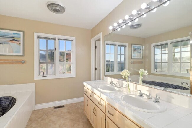 Building Photo - 2908 Lakemont Dr