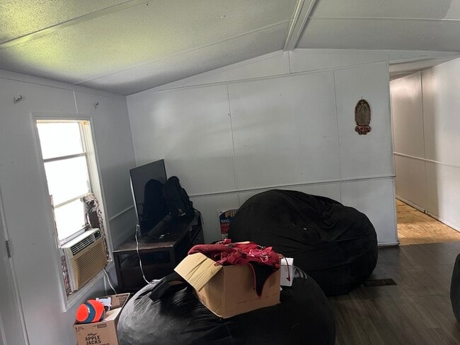 Building Photo - 2 Bed 1 Bath Mobile Home