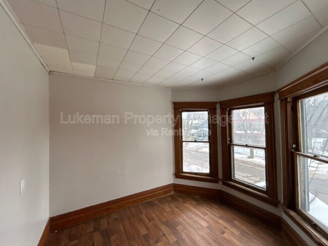 Building Photo - 515 Village St