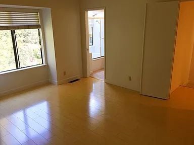 Building Photo - Welcome home to this bright, spacious, top-floor unit in a highly desirable community