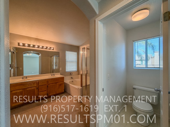 Building Photo - Lovely 4 Bedroom Home in Great Neighborhood