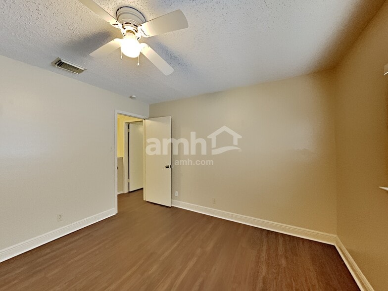 Building Photo - 8010 Manderly Pl