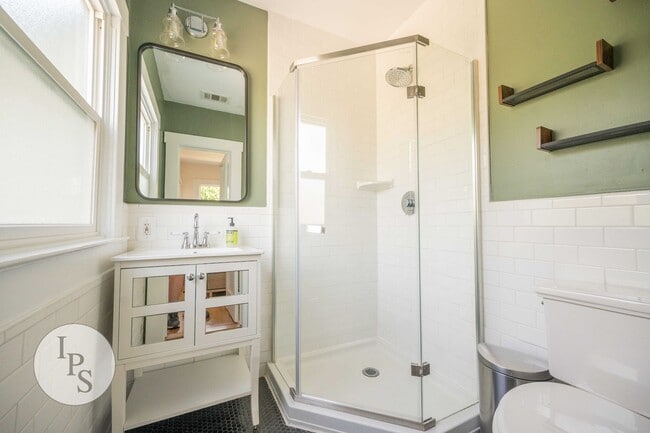 Building Photo - Beautifully Updated Fresno Tower Home, 3BR/2BA, plus Solar!!