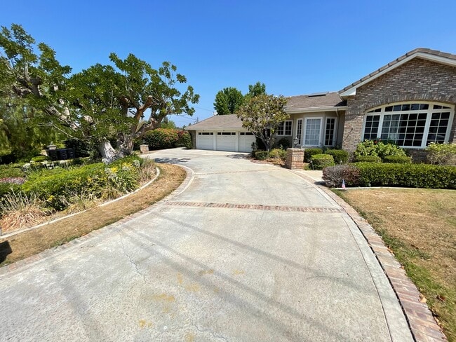 Building Photo - 19077 Oriente Dr