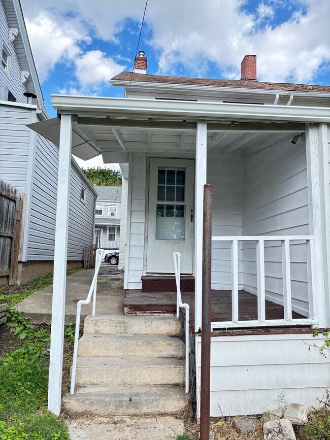 Building Photo - 2 BR Home Available in Catasauqua, PA