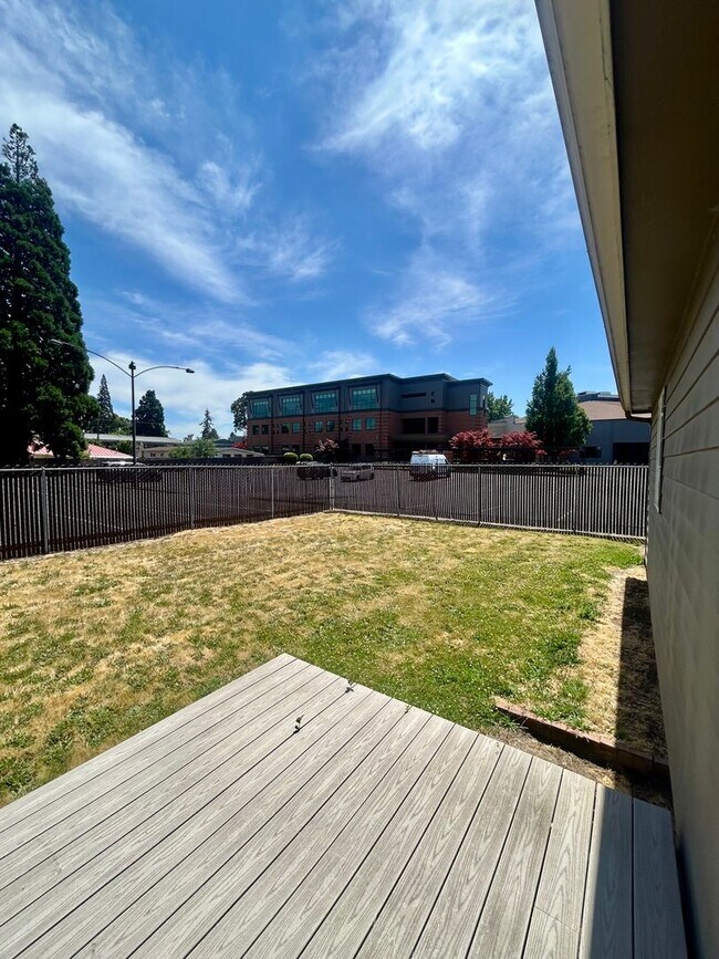 Building Photo - Three Bedroom Home (NE Salem)- W/D Hookup & Fenced Backyard