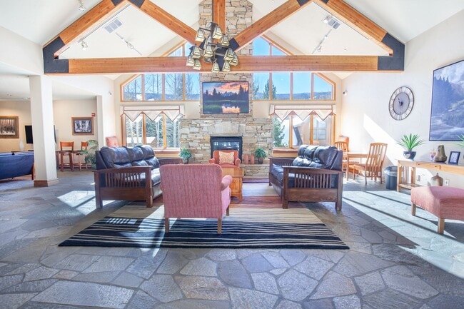 Building Photo - Evolve Real Estate: 6 Mos Lease Only Large Fully Furnished Condo Walking Distance to Keystone Vil...