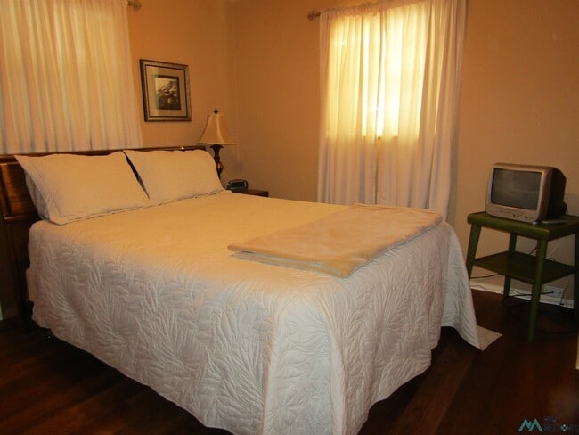 Building Photo - 605 1/2 W Quay Ave