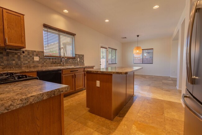 Building Photo - SHOWING SATURDAY 04/25 @ NOON. MUST TEXT AGENT!