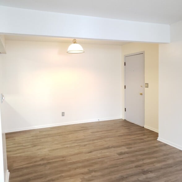 Dining area - 9533 University Ave