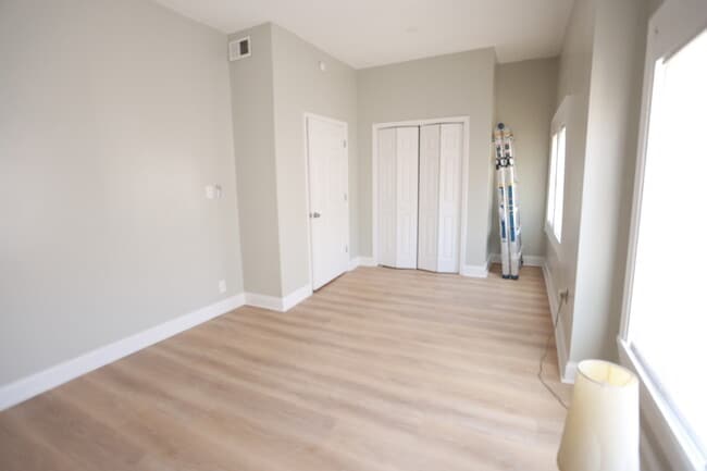 Building Photo - 637 W 59th St