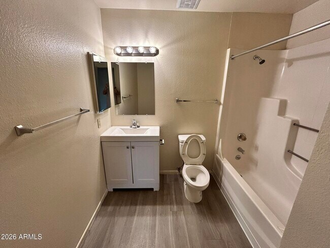 Building Photo - 5309 S River Dr