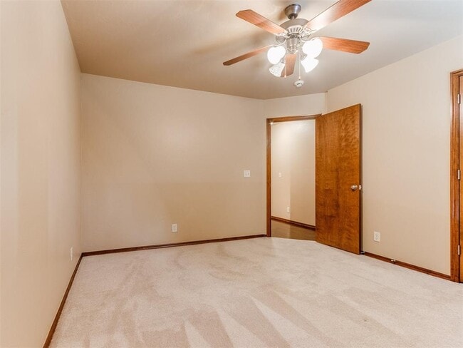 Building Photo - 16616 Hardwood Pl