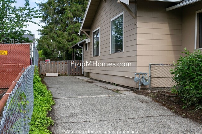Building Photo - Charming One Bedroom Plus Office/Den In SE Portland!