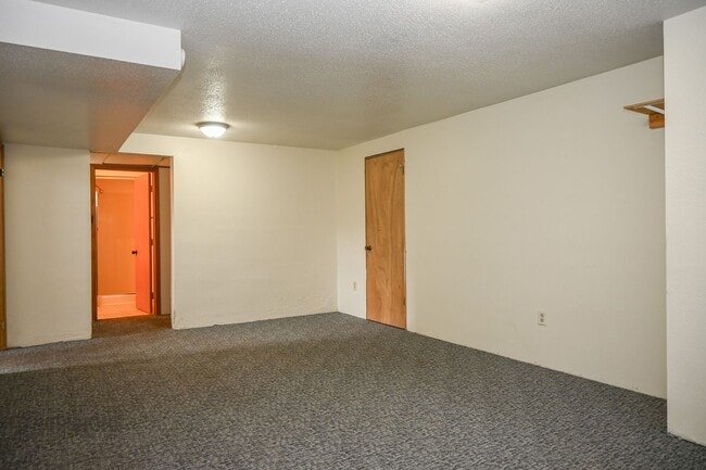 Building Photo - Large 6 Bedroom Home for Rent! Great Location on University!