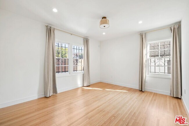 Building Photo - 200 S Formosa Ave