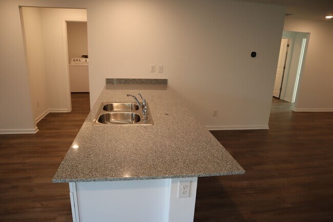 Building Photo - Great Home Great price!