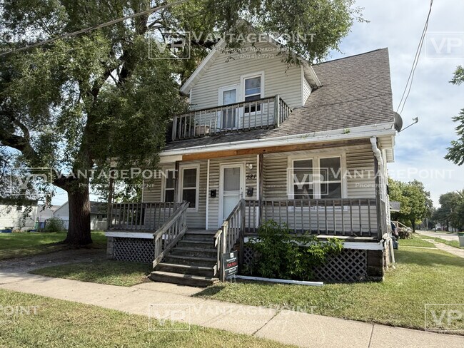 Building Photo - 521 12th Ave