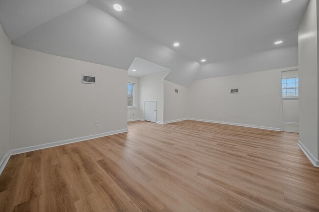 Building Photo - Spacious & Recently Renovated 4 Bedroom Home Available Now!!