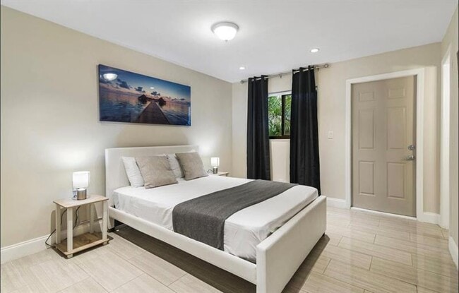 Building Photo - 320 NE 15th Ave