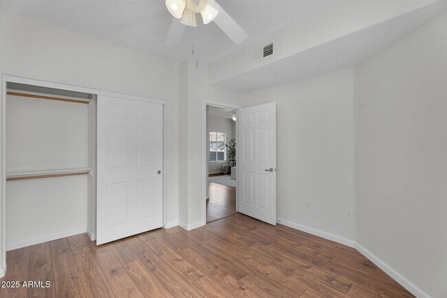 Building Photo - 7401 W Arrowhead Clubhouse Dr
