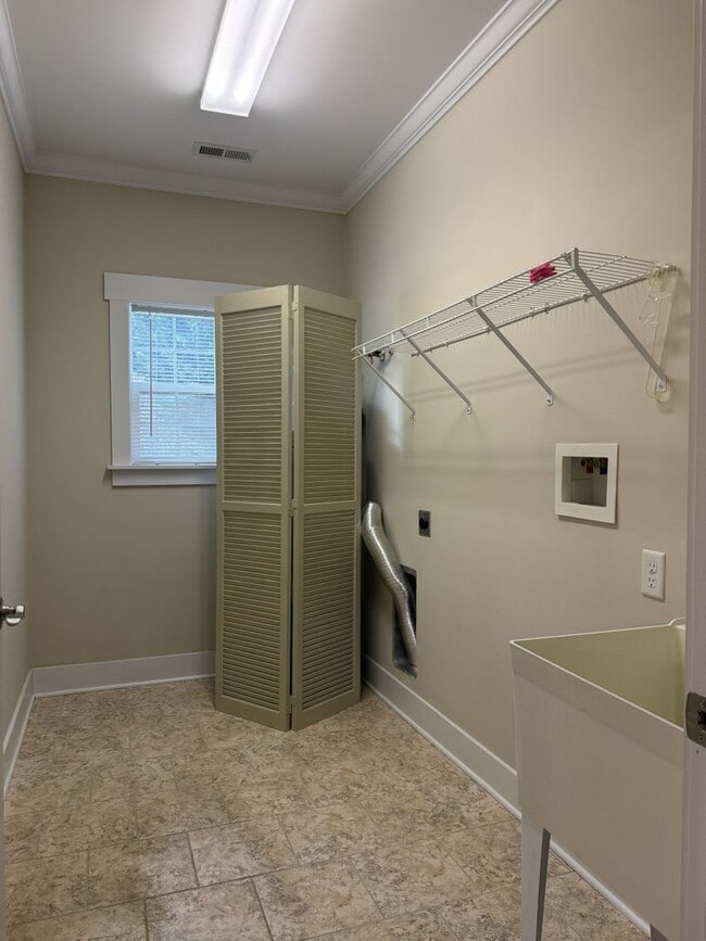 Building Photo - Townhouse walking distance to Black Mountain available now!