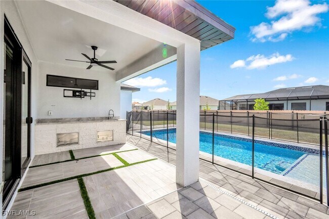 Building Photo - 502 SW 25th Pl