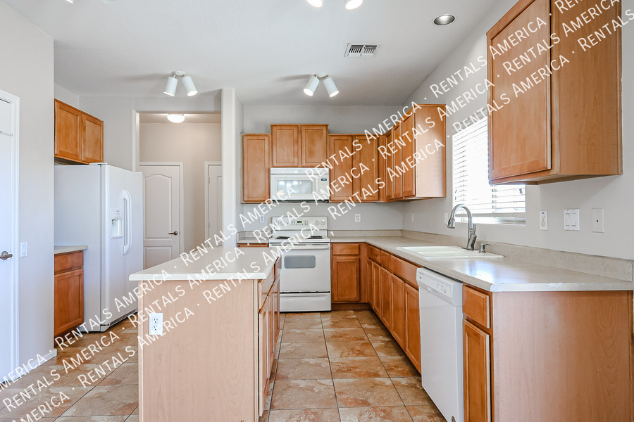 Building Photo - 910 S 118th Ln