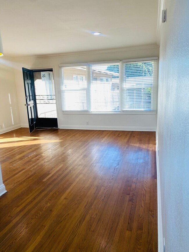 Building Photo - Beautiful 2 Bedroom Condo In Long Beach