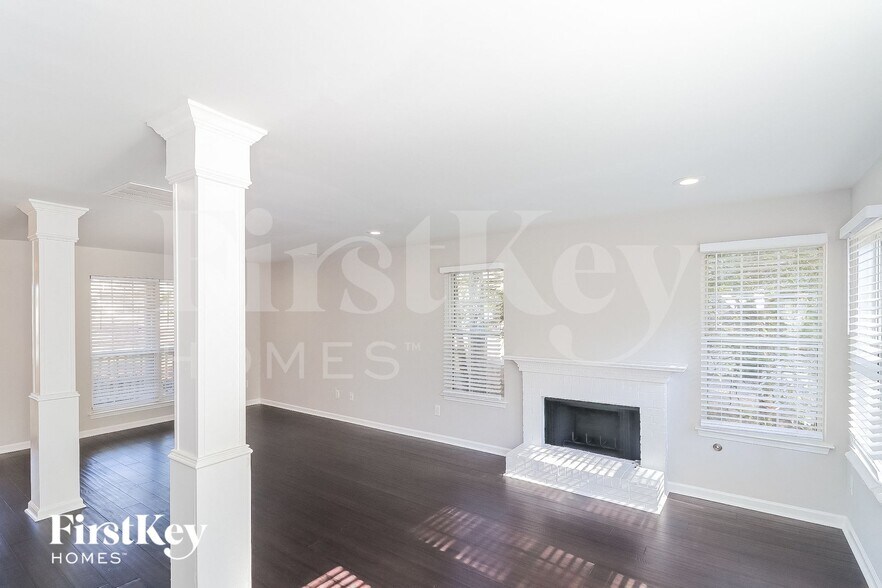 Building Photo - 5829 Millers Pond Ln