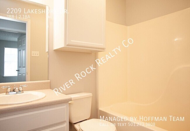 Building Photo - 2209 Lakeshore Dr