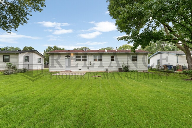 Building Photo - 211 E Meadowlark Rd