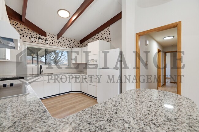 Building Photo - 2541 W Benjamin Dr