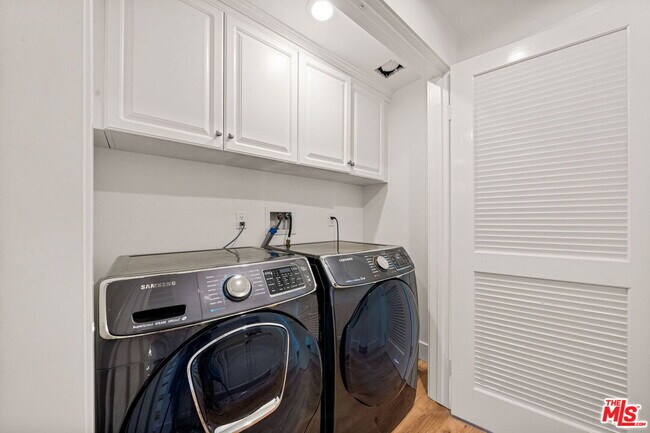 Building Photo - 6020 S Seabluff Dr