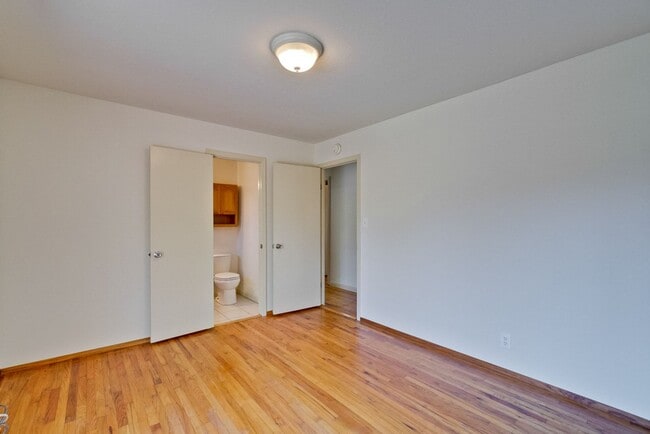 Building Photo - 1109 White Cliff Dr