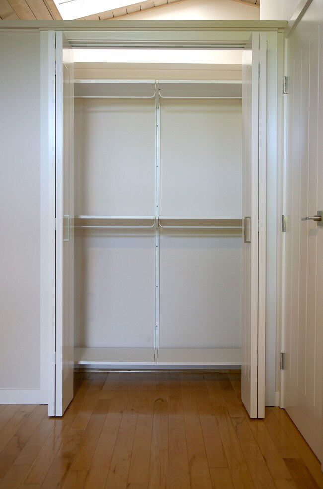 Building Photo - 278 Monroe Dr