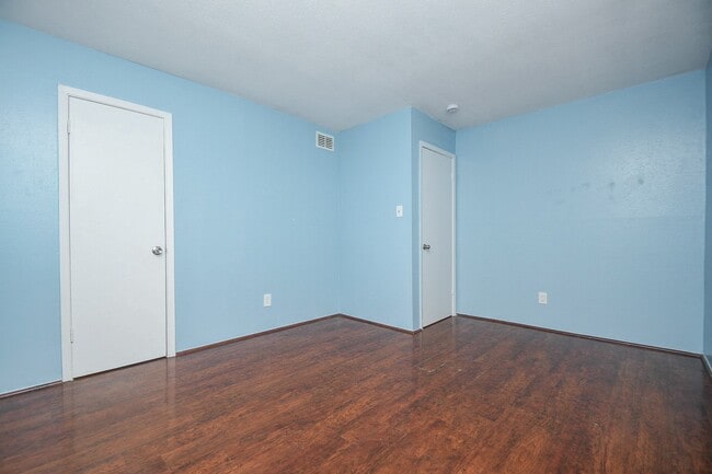 Building Photo - 10603 S Wilcrest Dr