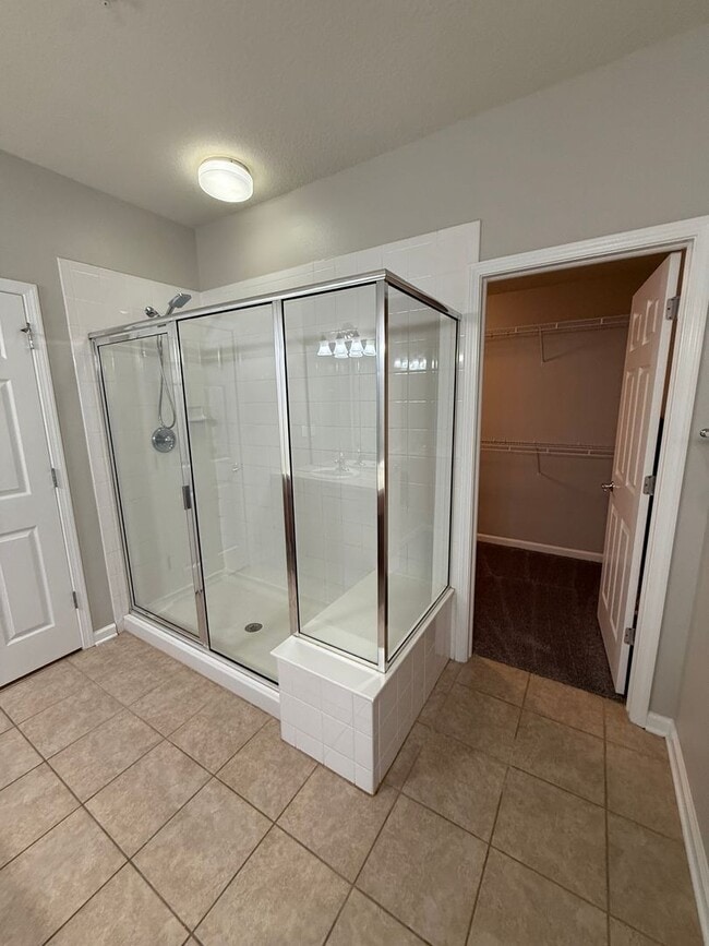 Building Photo - 3BR 2BA w/ Screened Patio + Pool/Gym Access in Gated Villa Serena