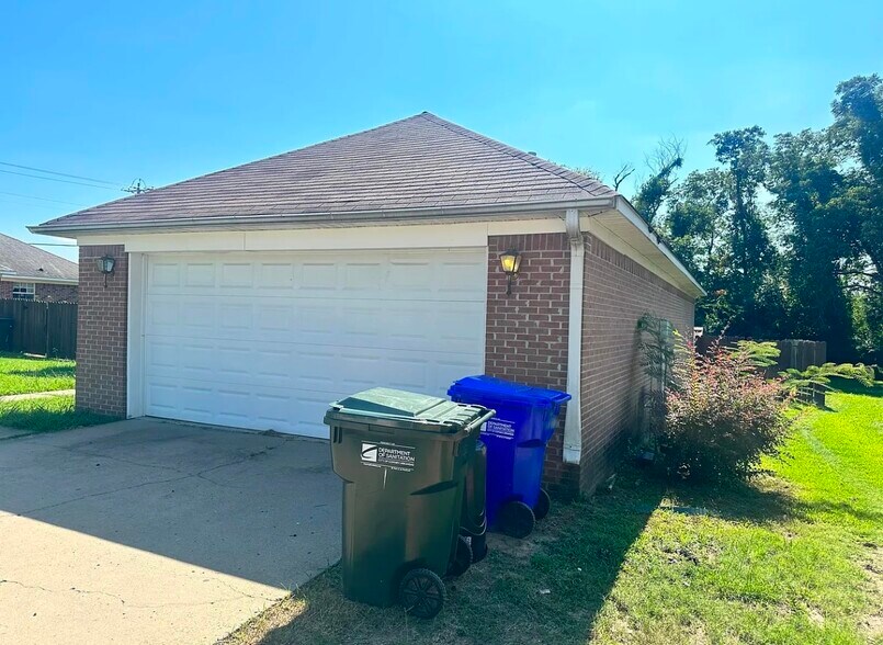 Building Photo - 1565 Hathaway Dr