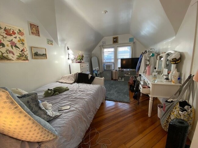 Building Photo - $6,000 | 8 Bedroom, 4 Bathroom Multi Floor...