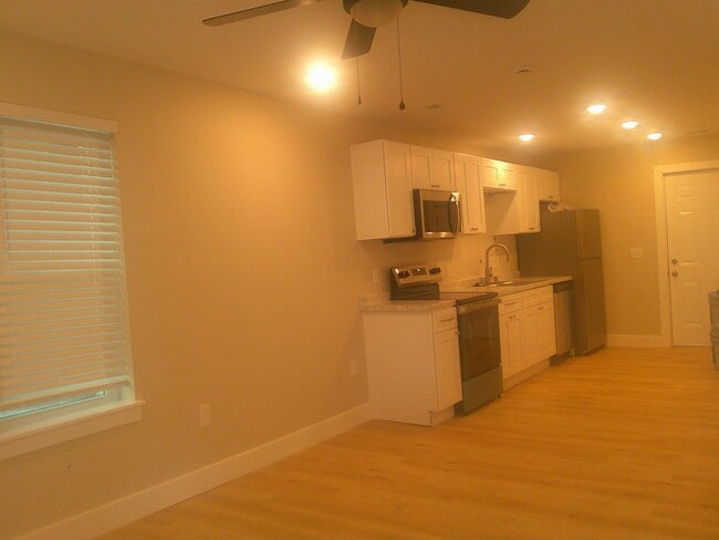 Building Photo - Fully Remodeled 2 Bed 1 Bath House