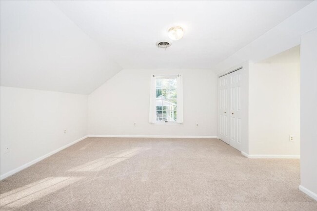 Building Photo - Oversized House in Point of Rocks for Lease