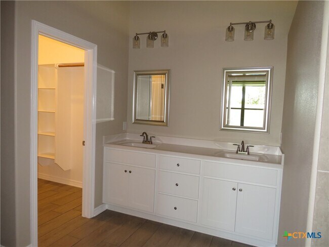 Building Photo - 717 Holstein Dr