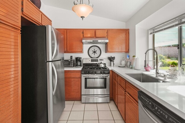 Building Photo - Wonderful Single Story Home with Great Yard in Santa Clarita!