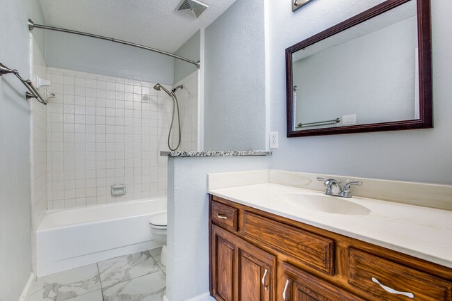 Building Photo - 2-Bedroom Condo in Garland - Private Patio...